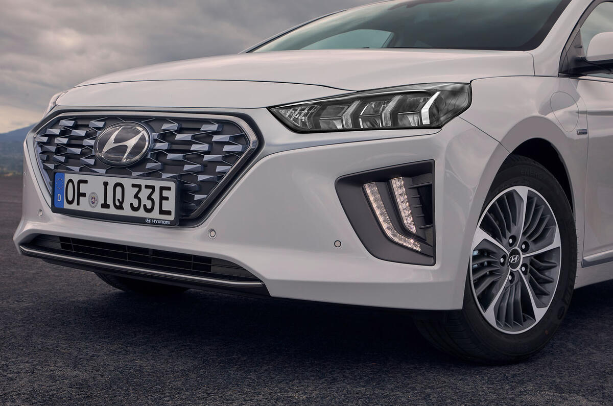 Hyundai Ioniq Plug In Hybrid Anhängerkupplung Hyundai Ioniq plug-in hybrid 2019 first drive | Autocar