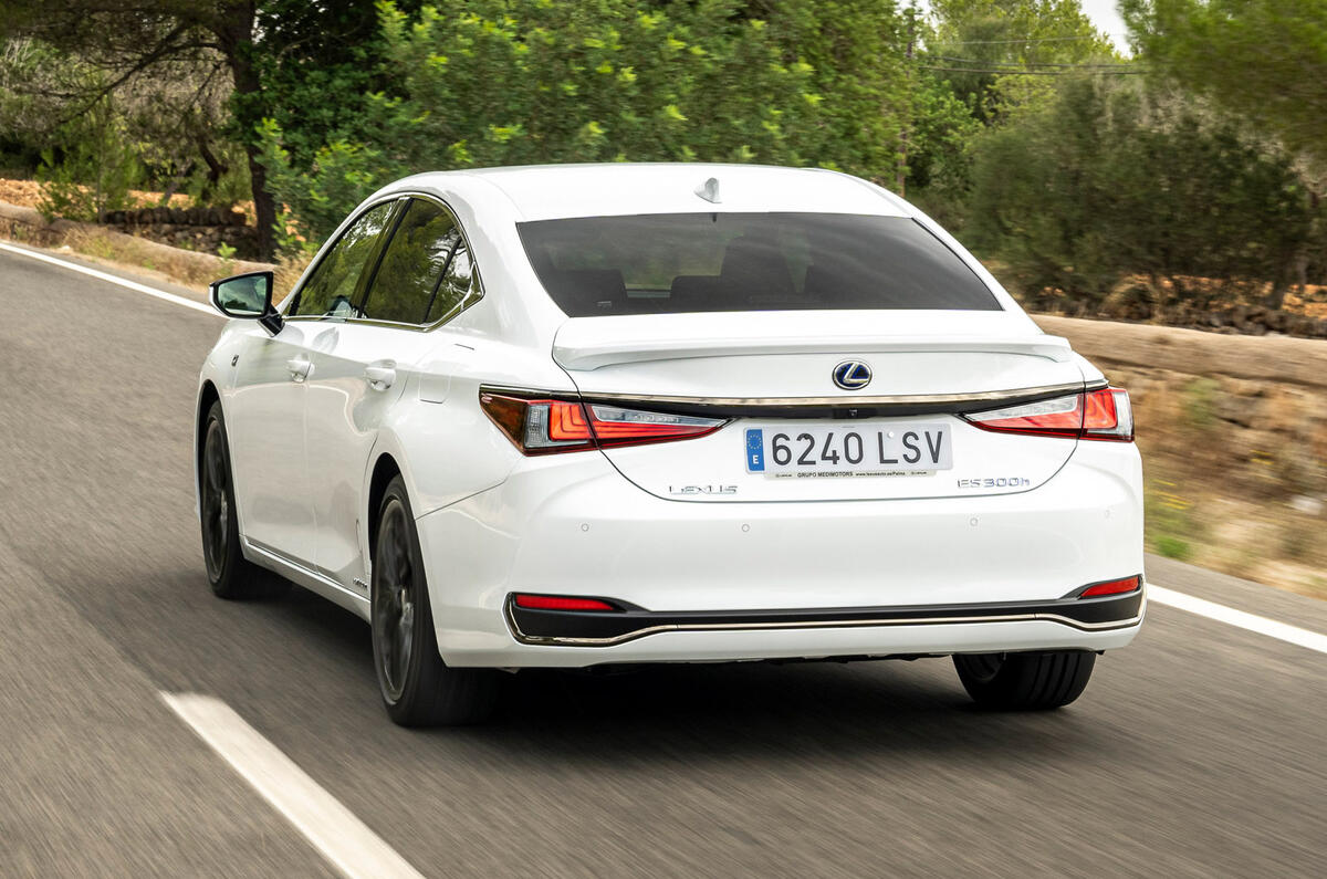 3 Lexus ES 300 F Sport 2022 : premier essai, essai de suivi arrière