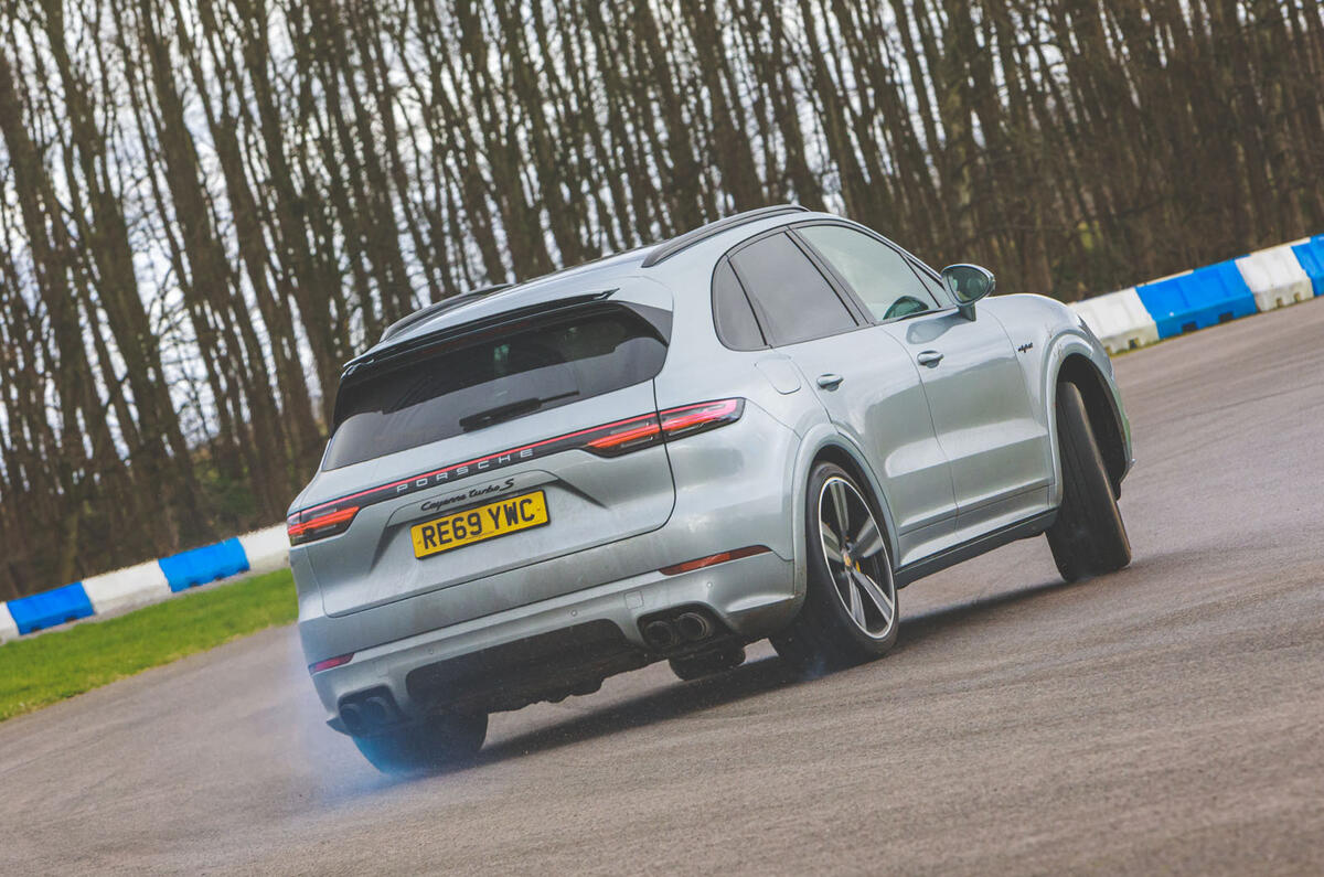 Porsche Cayenne Turbo S E-Hybrid 2020 : premier bilan de conduite au Royaume-Uni - le héros à l'arrière