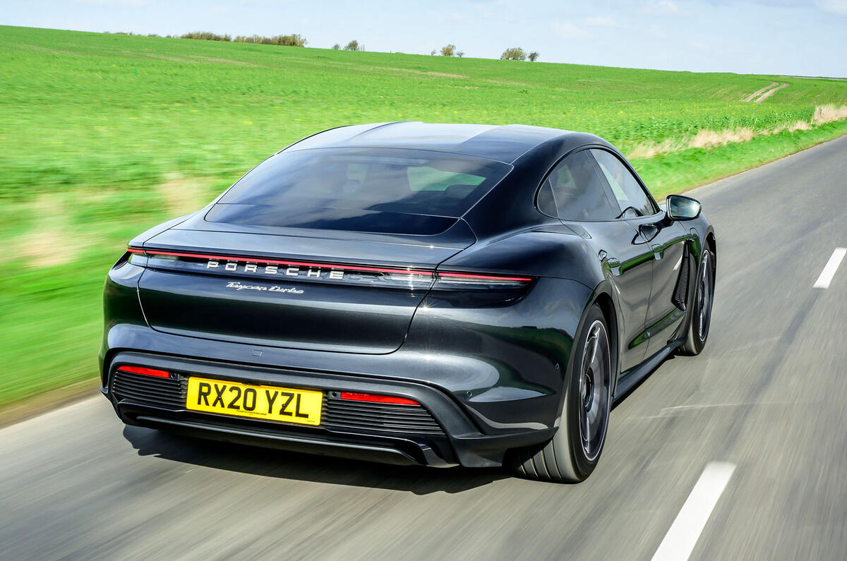 Porsche Taycan Turbo 2020 : premier bilan de conduite au Royaume-Uni - le héros à l'arrière