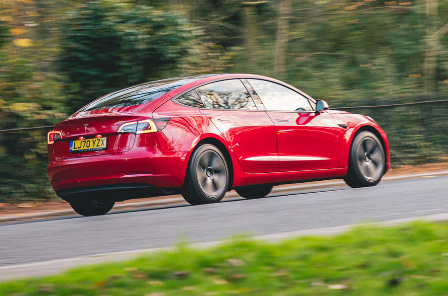 Tesla Model 3 Standard plus 2020 Premier examen de conduite au Royaume-Uni - hero rear