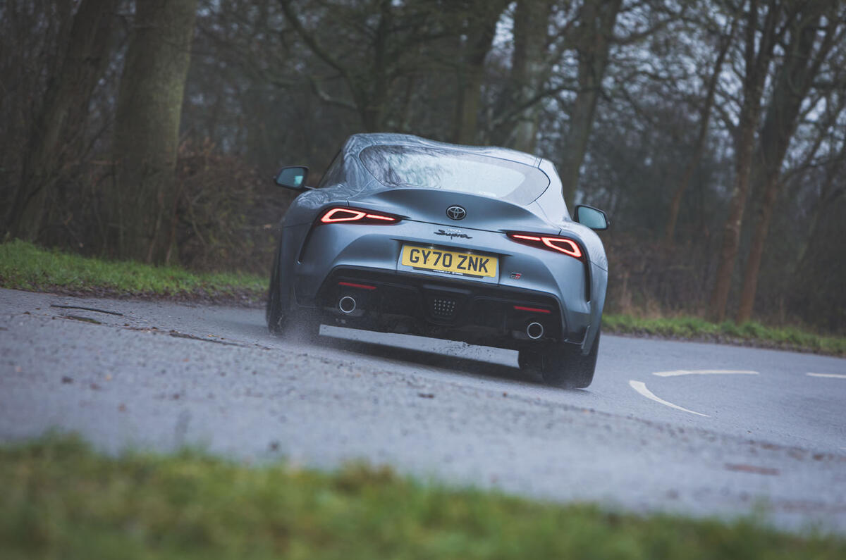 3 Toyota GR Supra 2 litres 2021 UE premier héros de l'examen de conduite arrière