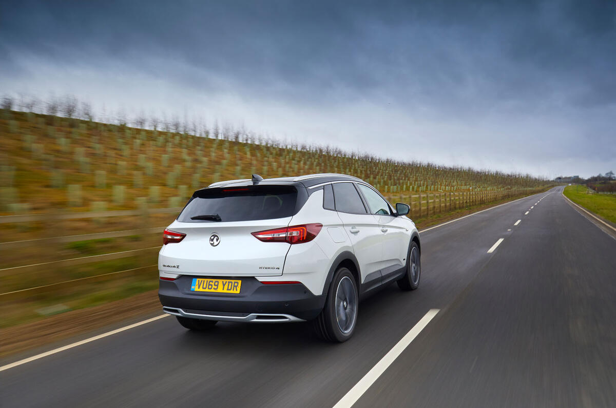 Vauxhall Grandland X Hybrid4 2020 : premier bilan de conduite au Royaume-Uni - le héros à l'arrière