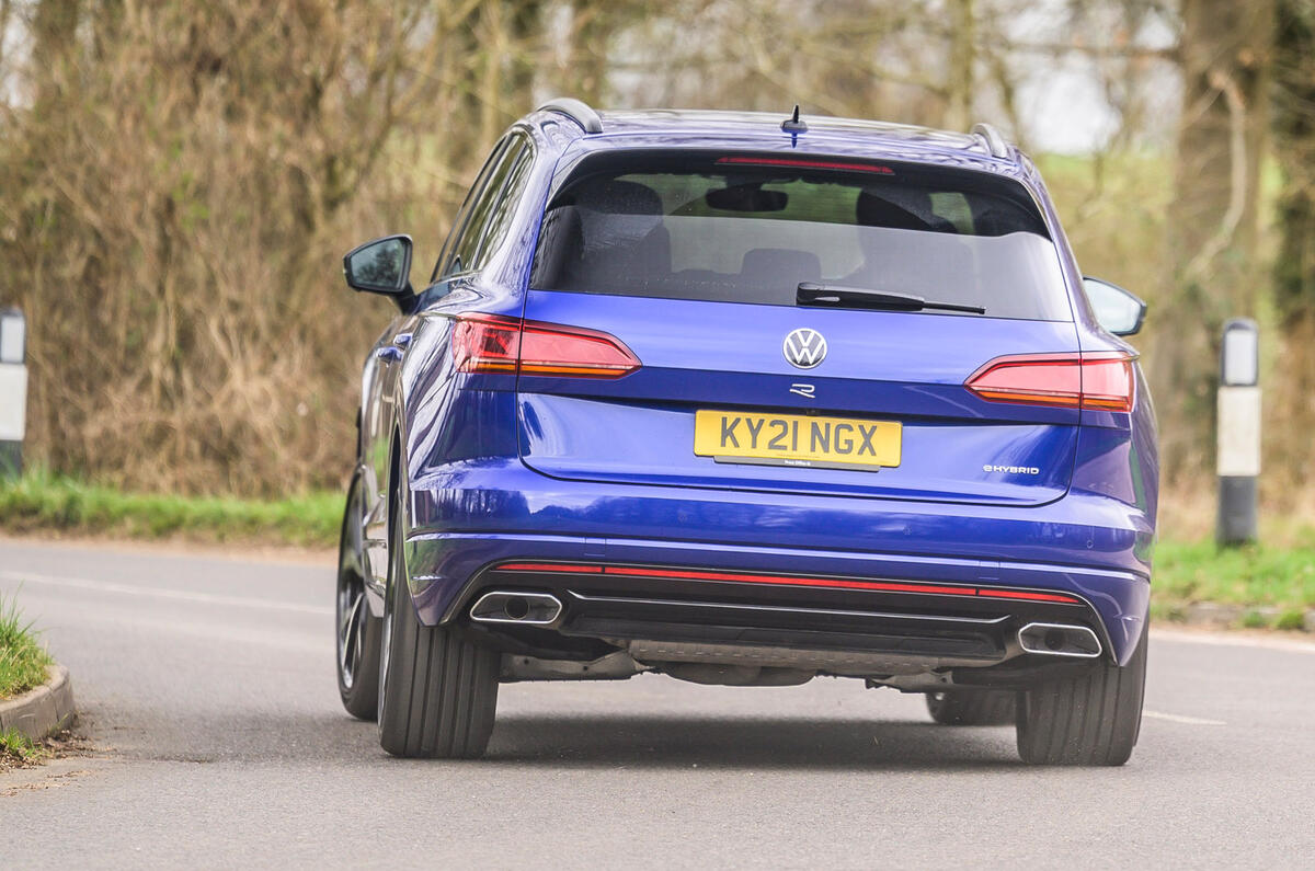 3 Volkswagen Touareg R eHybrid 2021 UE : essai de conduite, arrière du héros.