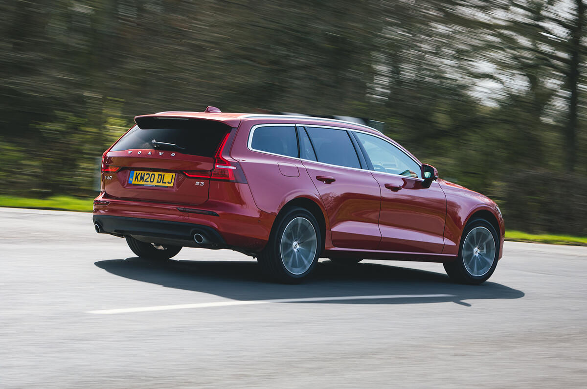 3 Volvo V60 B3 Momentum 2021 UE : essai de premier essai, arrière du héros