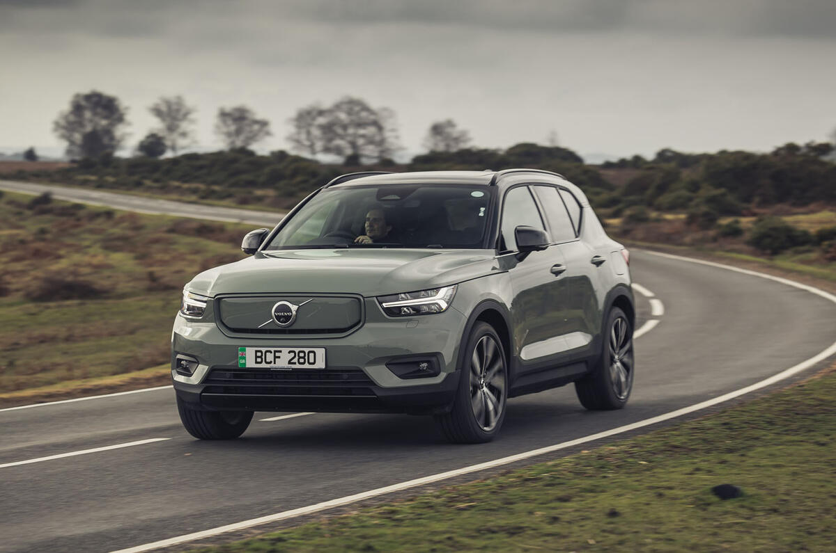 Volvo XC40 Recharge en virage avant