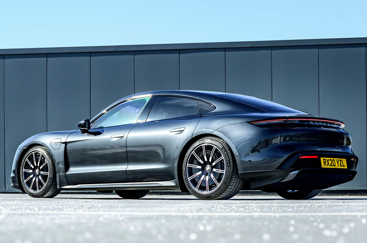 Porsche Taycan Turbo 2020 : premier bilan de la conduite au Royaume-Uni - arrière statique