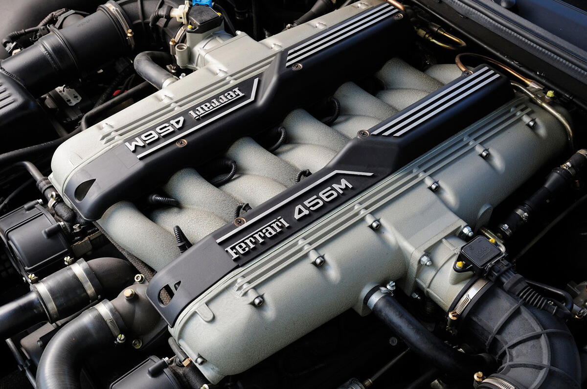 V12 двигатель ferrari