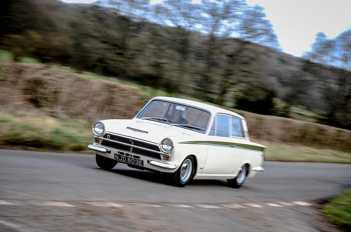 Ford Cortina Lotus - tracking side