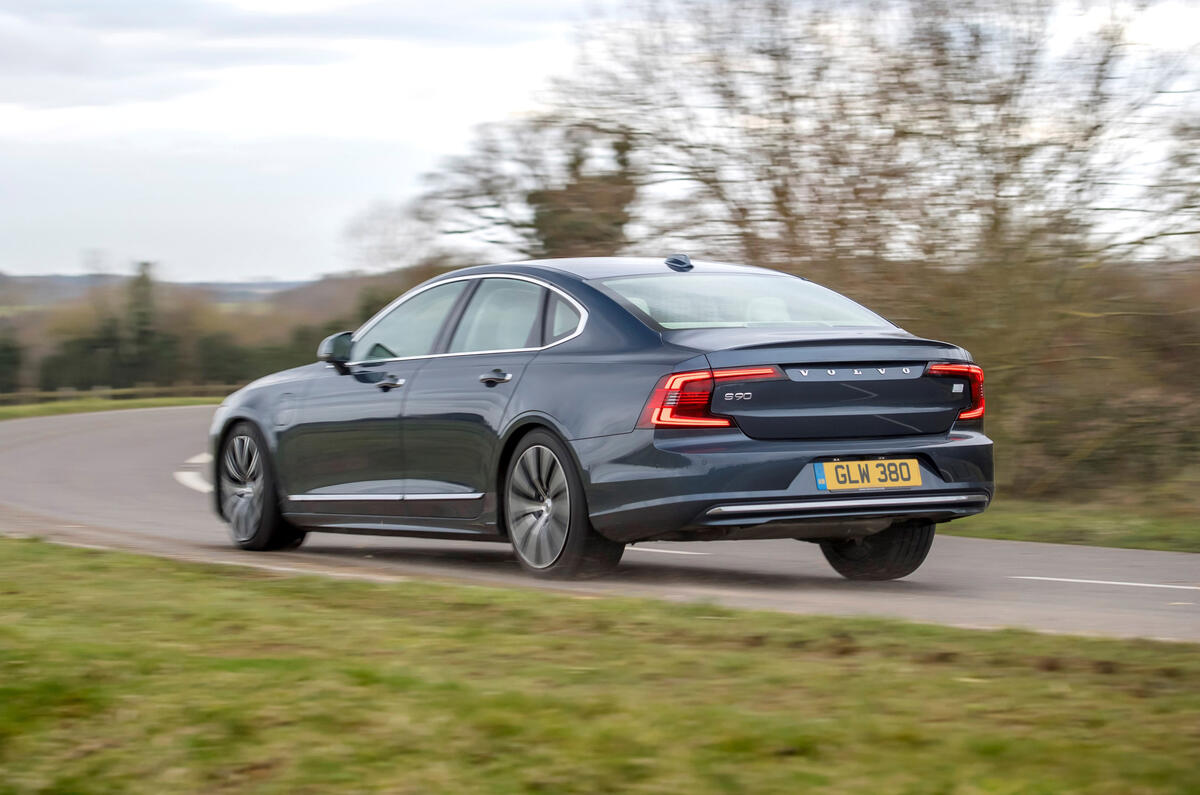 3 Volvo S90 T8 en virage arrière