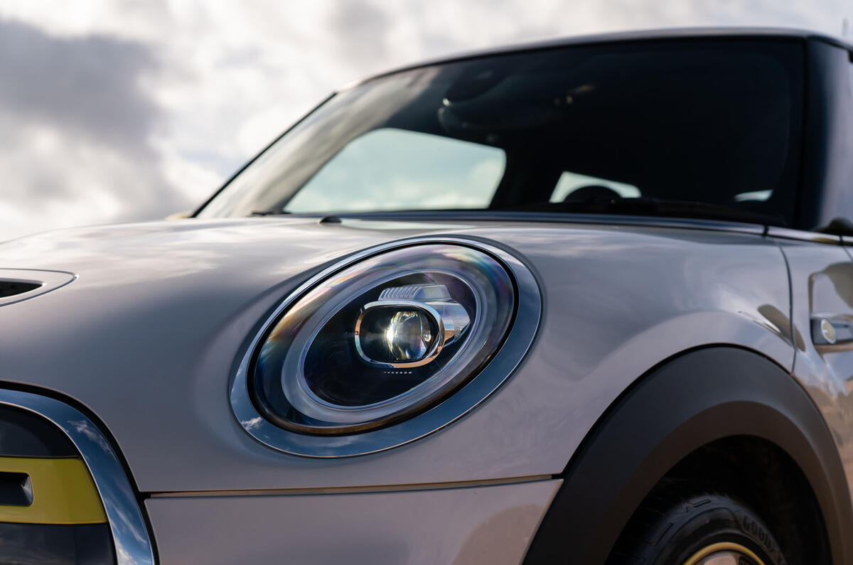 Mini Electric 2020 : premier bilan de la conduite au Royaume-Uni - phares