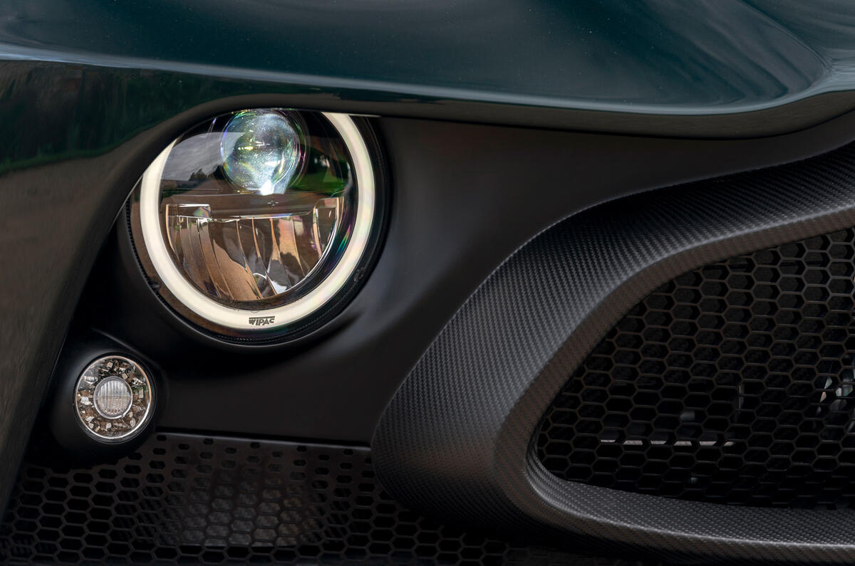 4 Aston Martin Victor 2021 phares