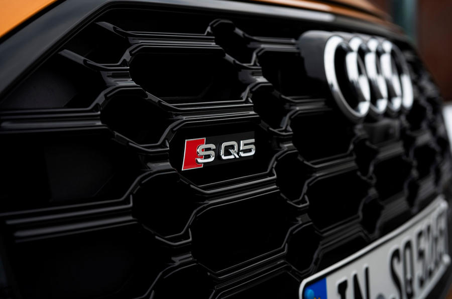 4 Audi SQ5 2021 : premier badge de la grille de calandre