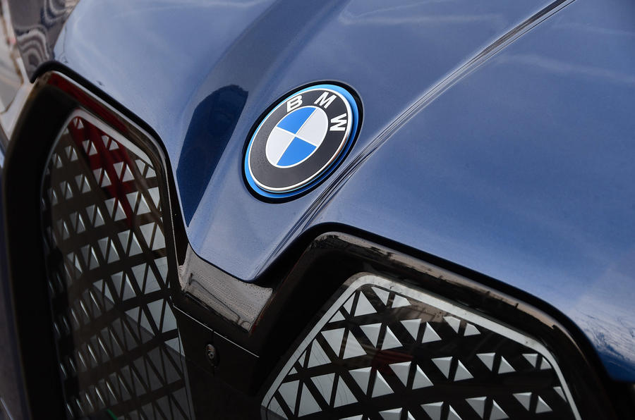 4 BMW iX xDrive40 2021 UE first drive review nez badge