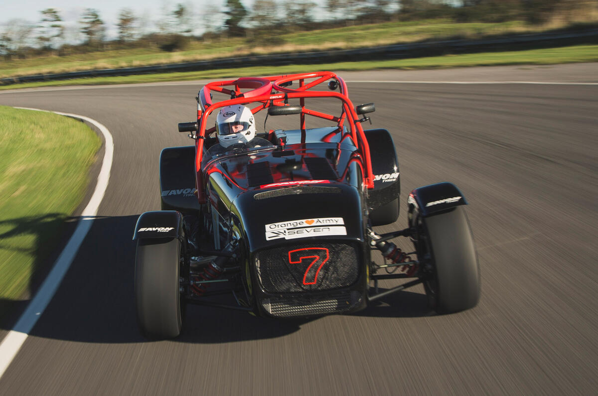 4 Caterham Seven 420R Championship 2021 UE : premier essai sur le nez de la piste.