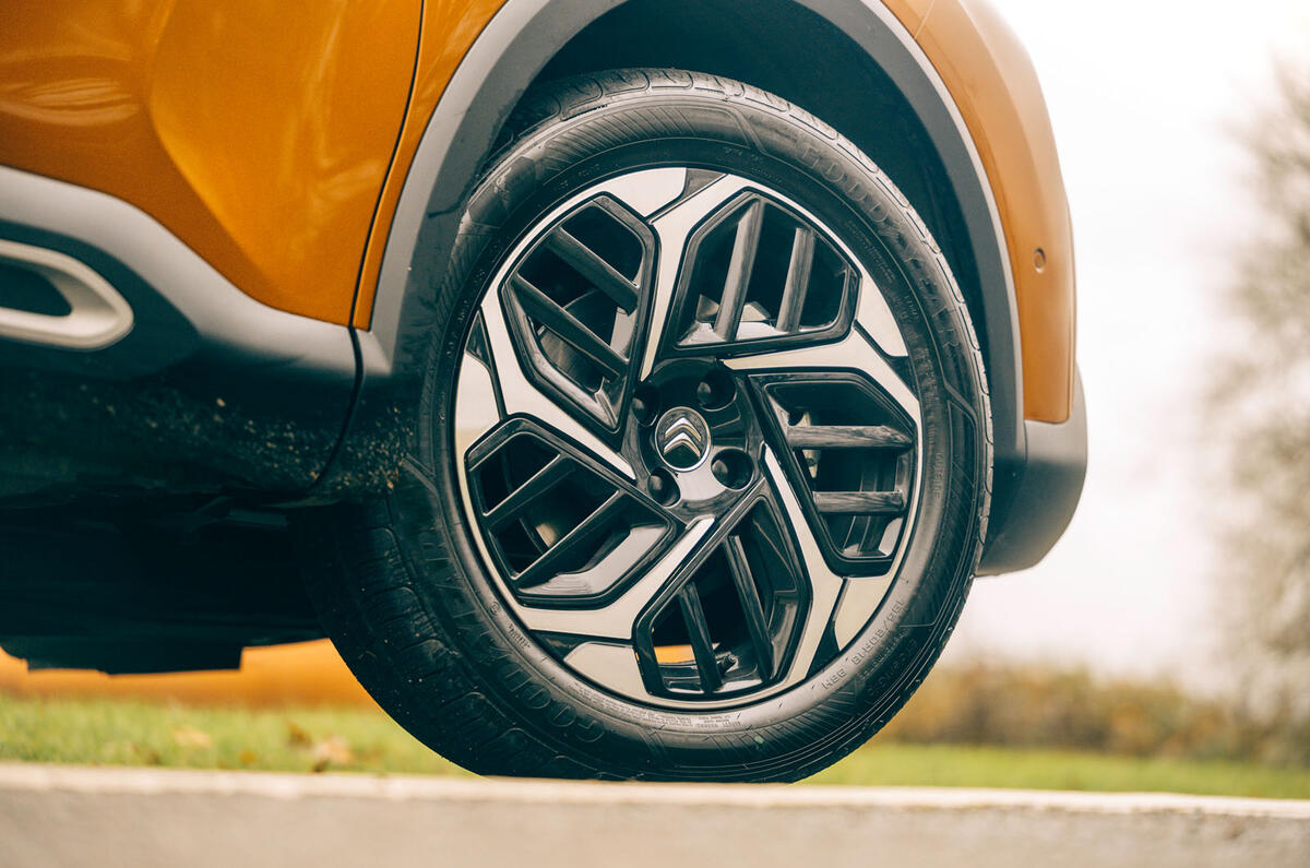 Citroën C4 Puretech 2021 UE (LHD) : premier examen de la conduite - roues en alliage