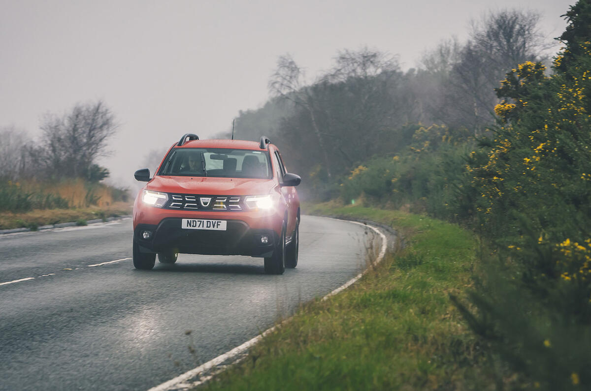 4 Dacia Duster 2x4 2022 : essai routier sur le nez du véhicule