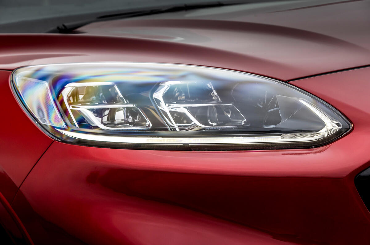 4 Phares de la Ford Kuga FHEV 2021 UE FD