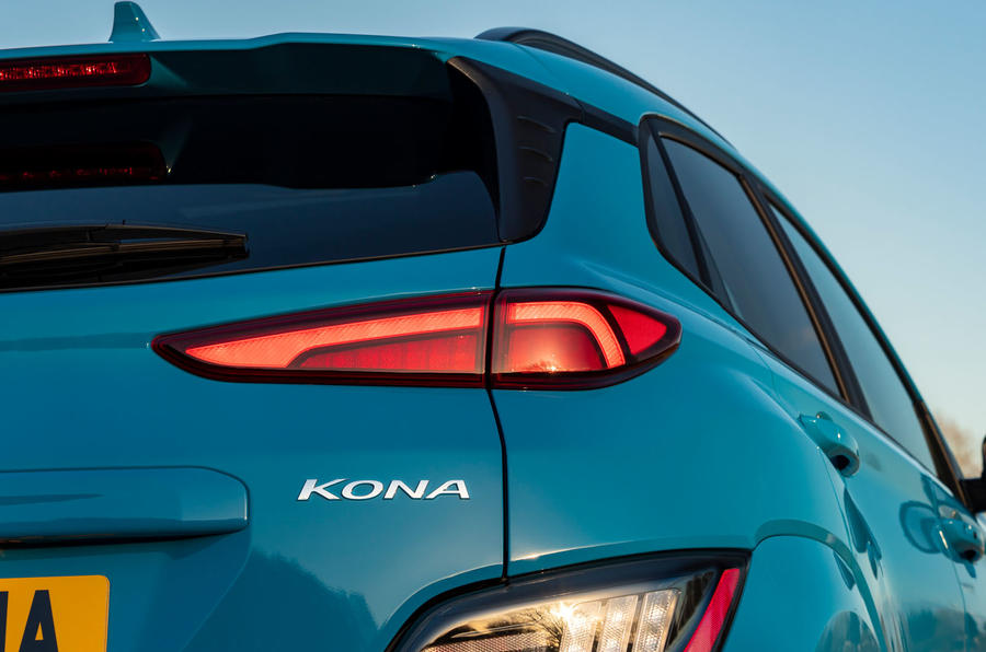 4 Hyundai Kona Electric 2022, premier essai au Royaume-Uni : feux arrière