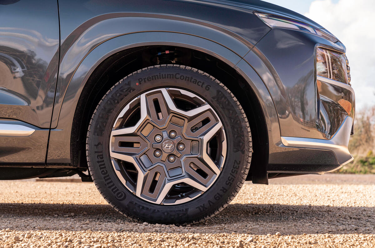 4 Hyundai Santa Fe PHEV 2021 UK FD alloy wheels