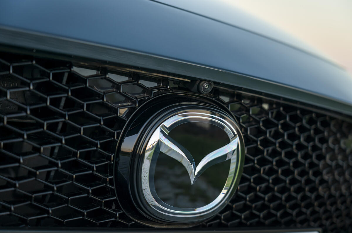 Äánh giá á» ÄÄ©a Äầu tiên châu Ãu Mazda 3 2019 - lưá»i tản nhiá»t phÃa trưá»c