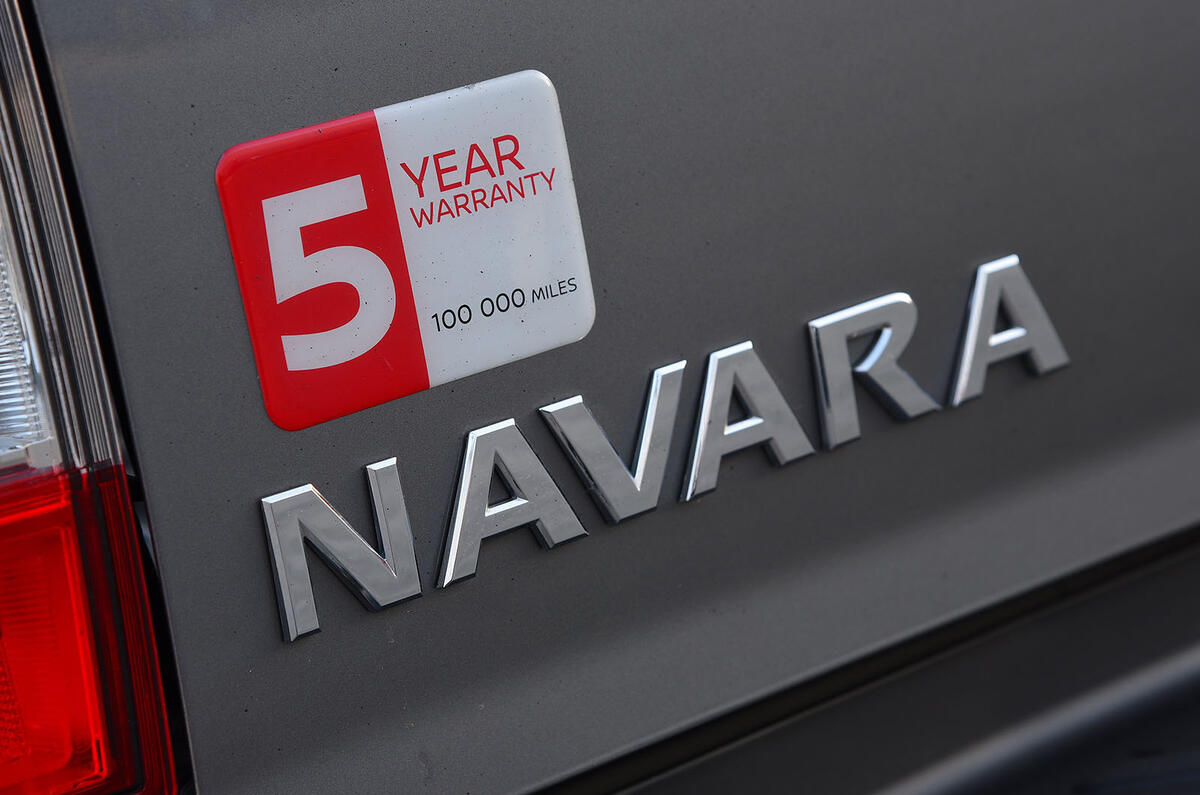 Nissan Navara 2020 : premier examen de conduite au Royaume-Uni - badge arrière