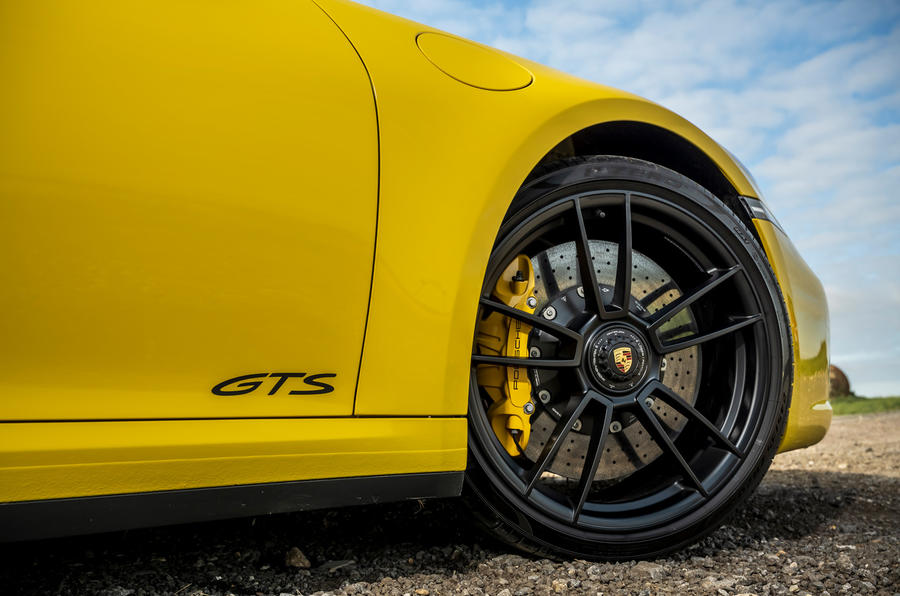 4 Porsche 911 GTS 2021 : premier essai au Royaume-Uni - roues en alliage