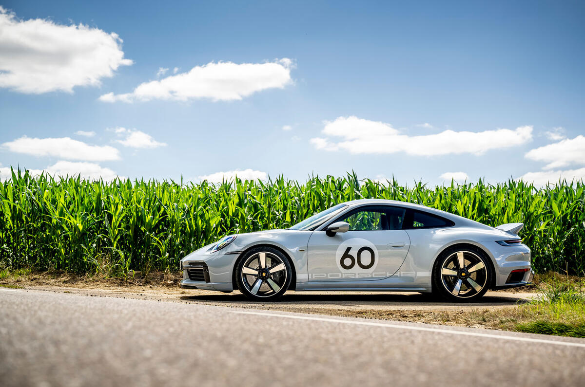 4 Porsche 911 Sport Classic en statique latérale