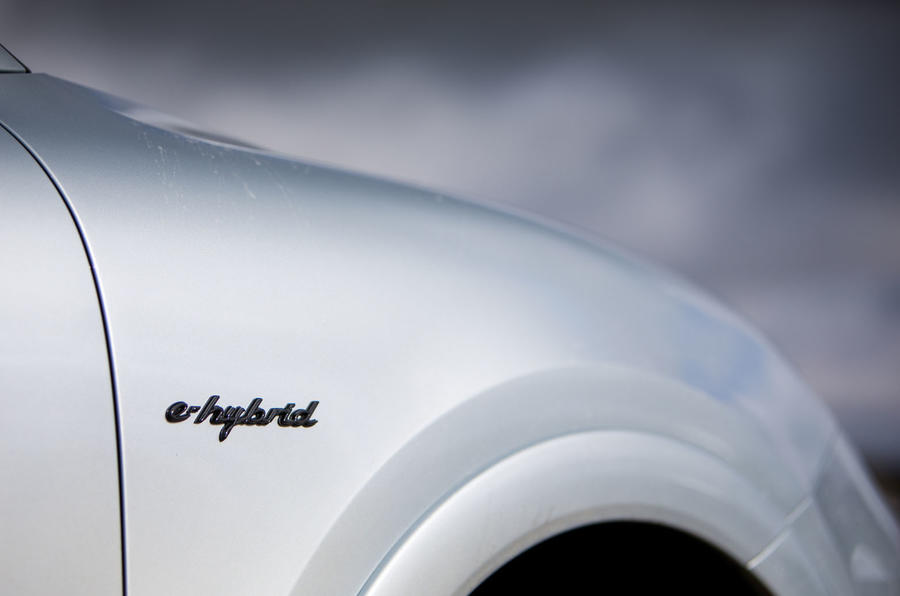 Porsche Cayenne Turbo S E-Hybrid 2020 : premier bilan de conduite au Royaume-Uni - badge latéral