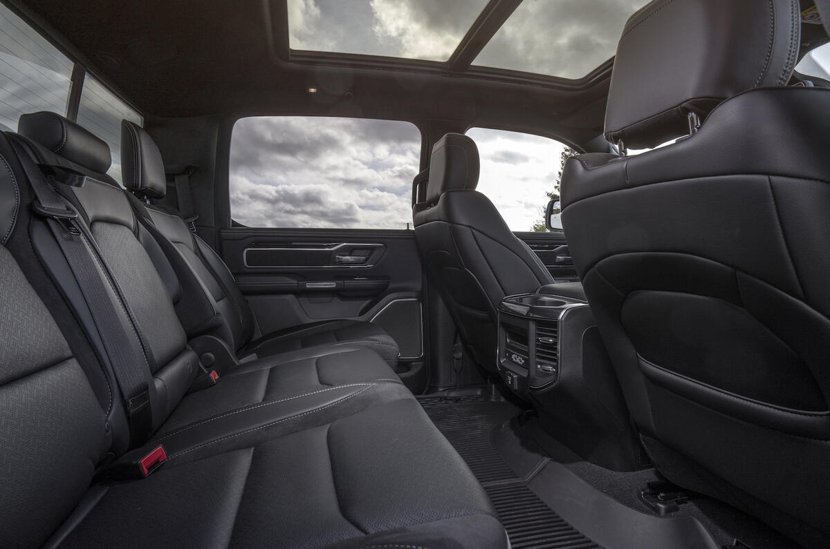 4-RAM-1500-Laramie-5.7-V8-2018-FD-interior-rear