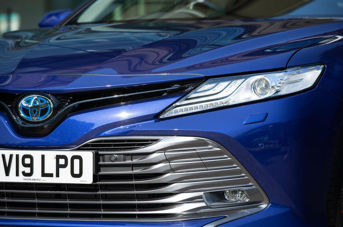 Toyota Camry 2 5 Hybrid Design 2019 Uk Review Autocar