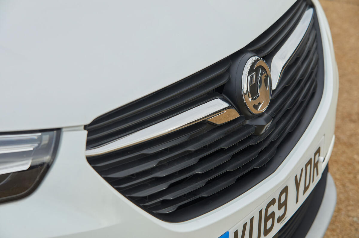 Vauxhall Grandland X Hybrid4 2020 : premier bilan de la conduite au Royaume-Uni - calandre