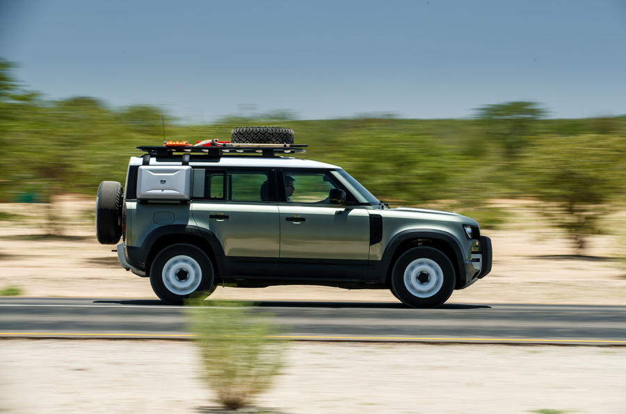 Land Rover Defender 110 S 2020 : premier bilan de conduite - sur le bord de la route