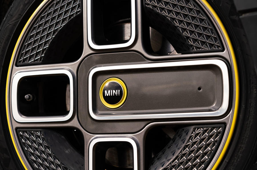 Mini Electric 2020 : premier bilan de la conduite au Royaume-Uni - roues en alliage