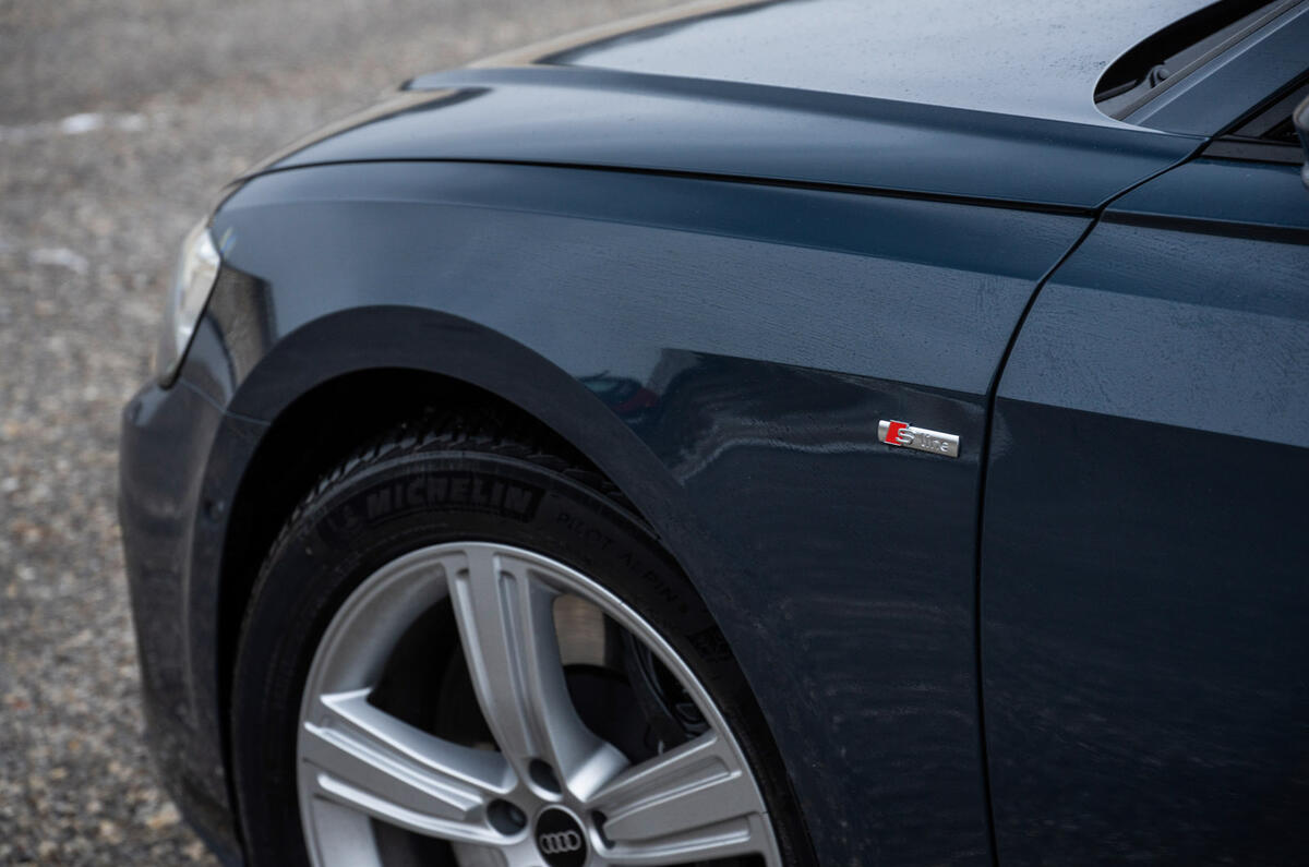 5 Audi A8 TFSIe 2022 premier essai - badge latéral