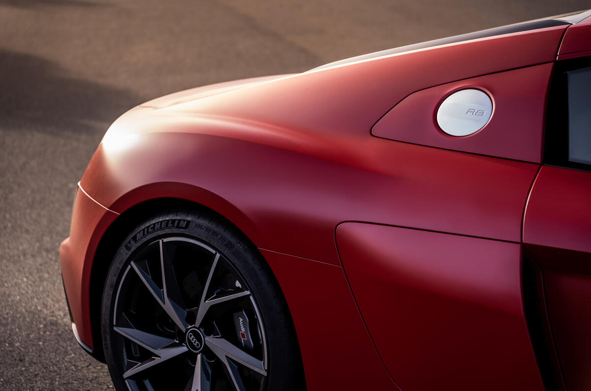 5 Audi R8 RWD Performance 2021 premier essai essai arrière trois quarts