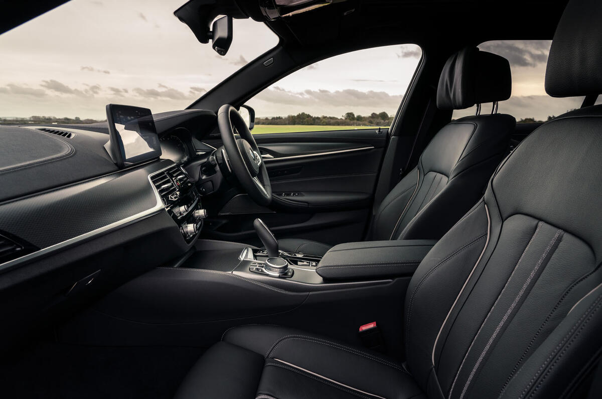 5 BMW 5 Series Touring 530d 2021 UK FD cabin