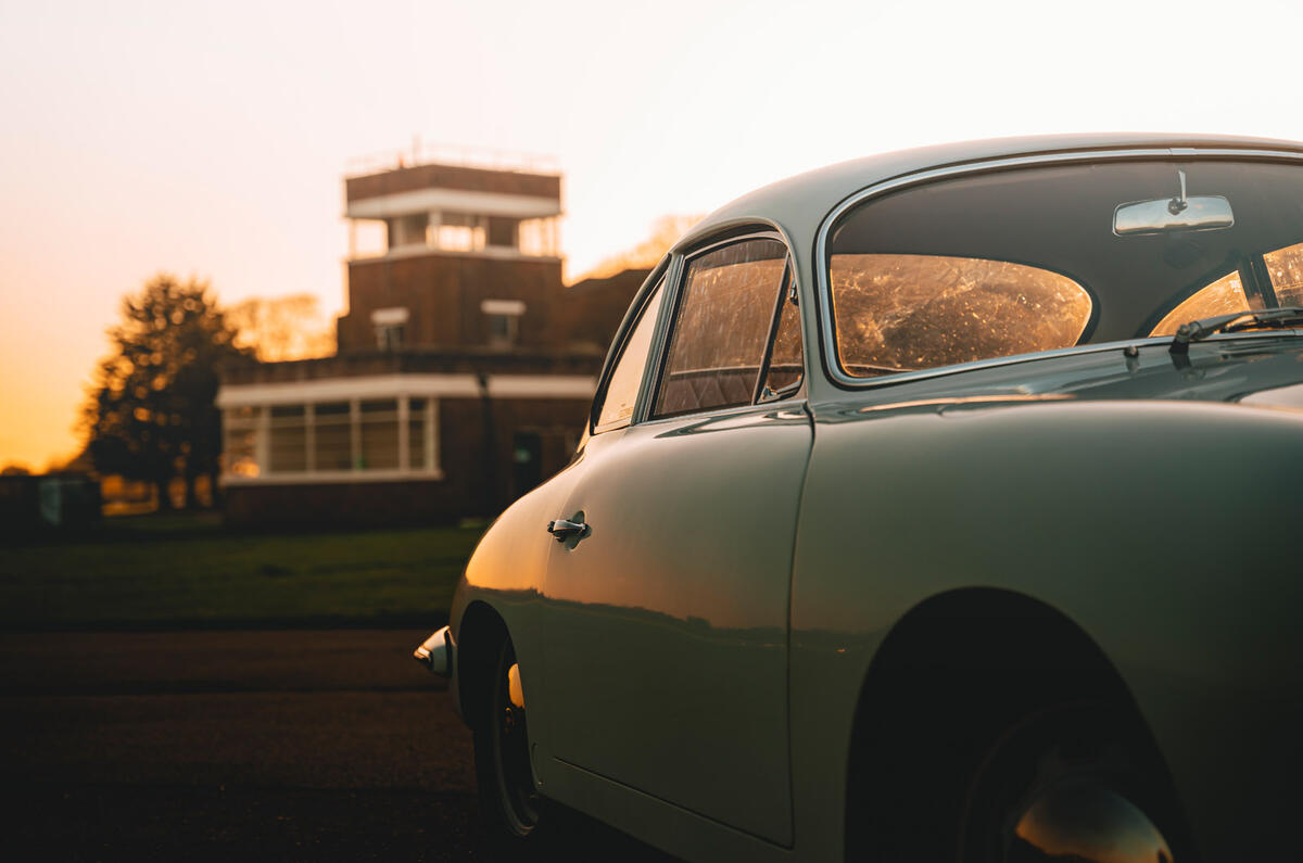 5 Porsche 356 2022 Electrogenic : premier essai, panneaux latéraux