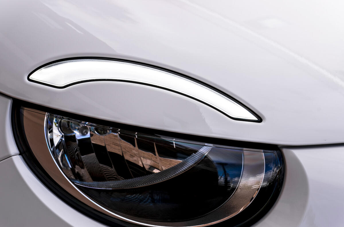 5 Fiat 500e Action 2021 UK FD headlights