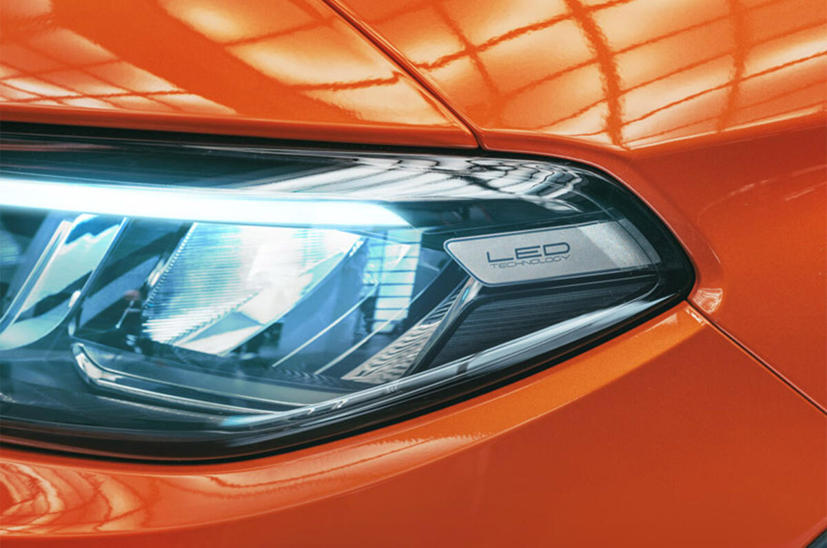 Fiat Tipo Cross - front light