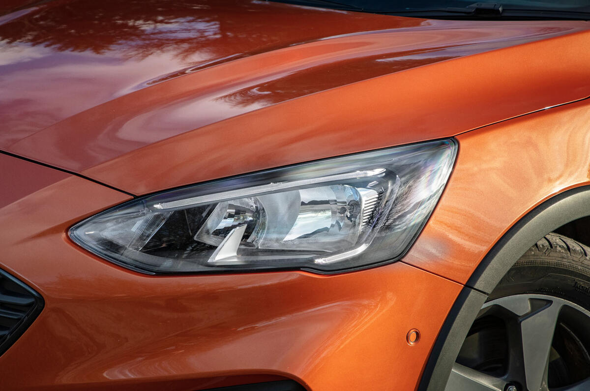Äánh giá á» ÄÄ©a Äầu tiên cá»§a Ford Focus Active 2019 - Äèn pha