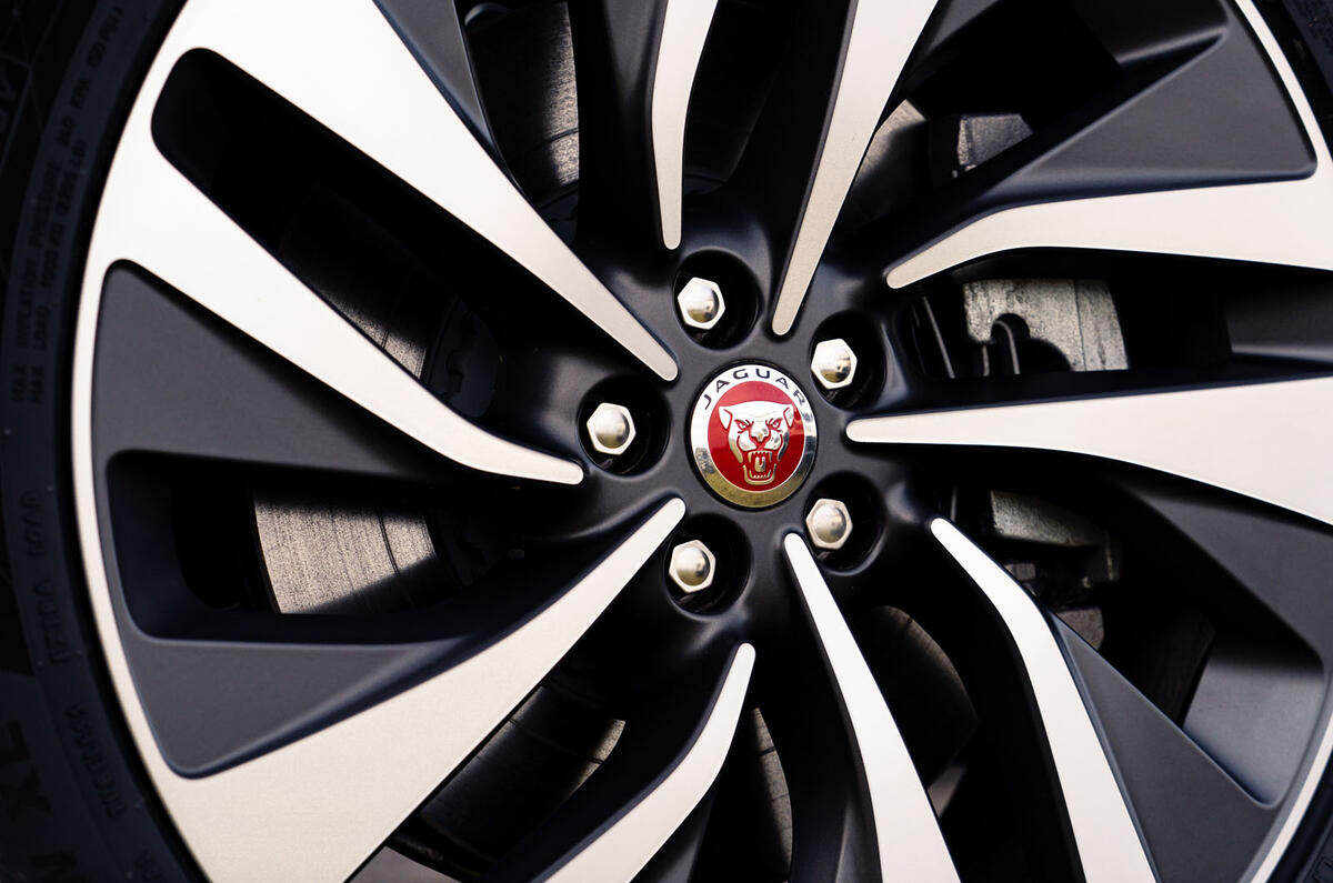 5 Roues en alliage de la Jaguar F Pace P400e 2021, revue du premier essai au Royaume-Uni