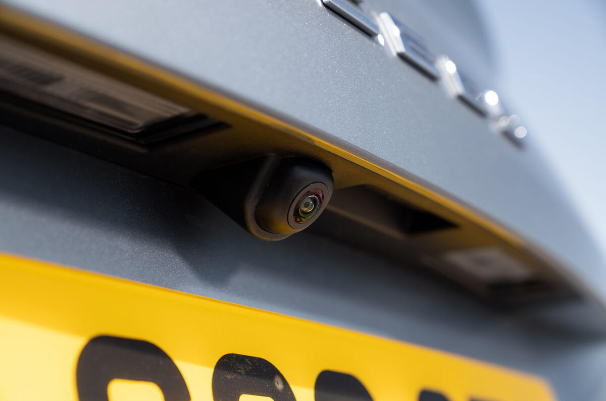 Kia Xceed plug-in hybrid 2020 UK first drive review - reversing camera