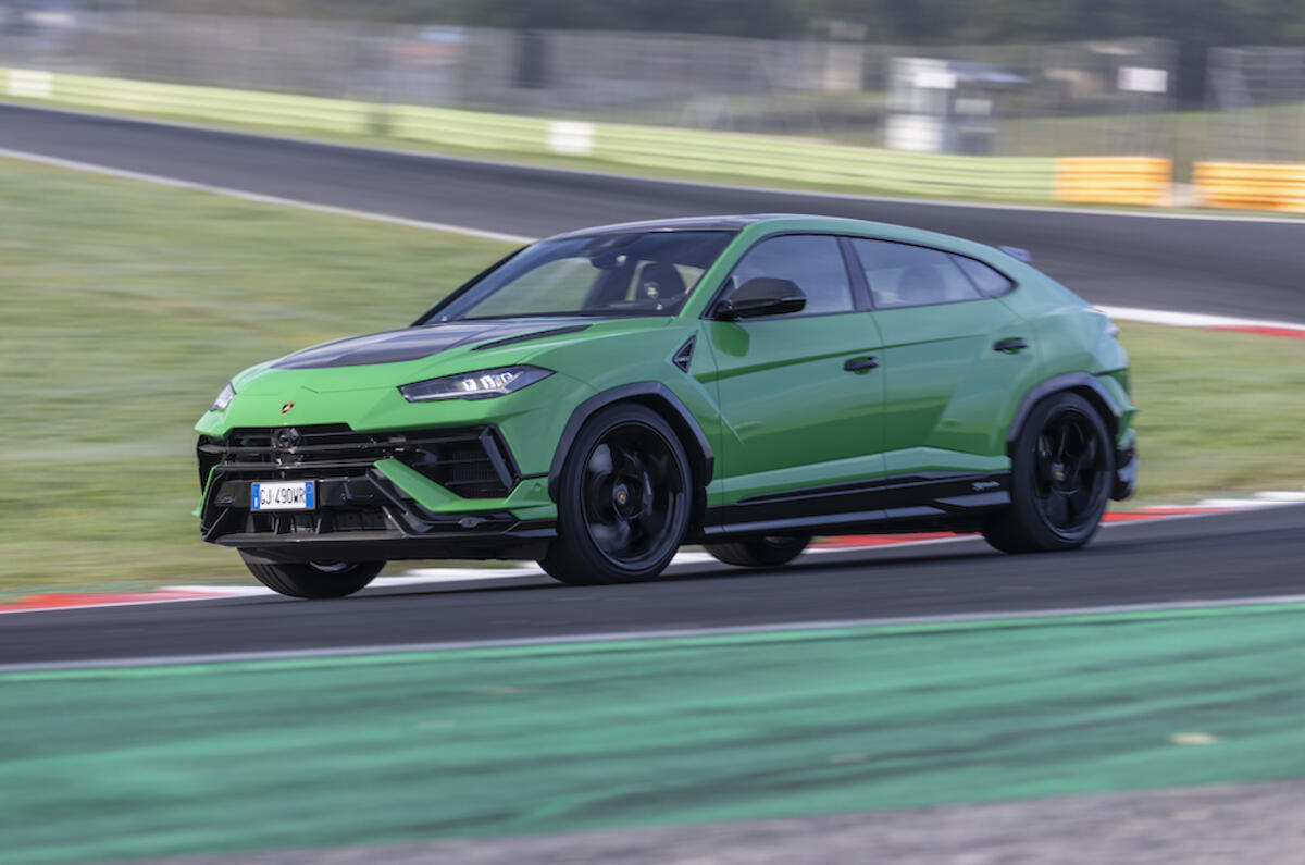 Lamborghini Urus Performante de côté en action