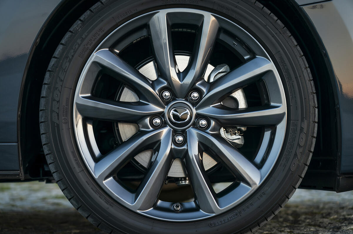 Äánh giá á» ÄÄ©a Äầu tiên châu Ãu Mazda 3 2019 - bánh xe hợp kim