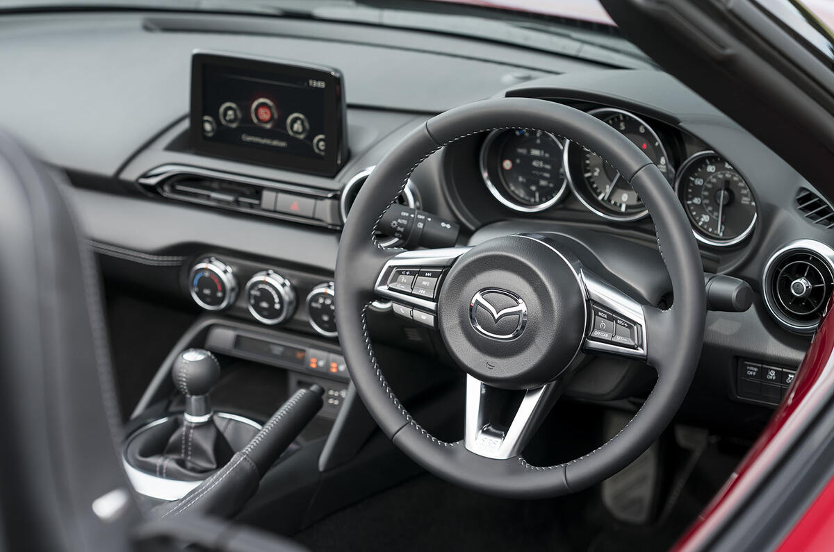 Mazda MX-5 2.0 Sport Tech 2020 : premier bilan de conduite au Royaume-Uni - tableau de bord