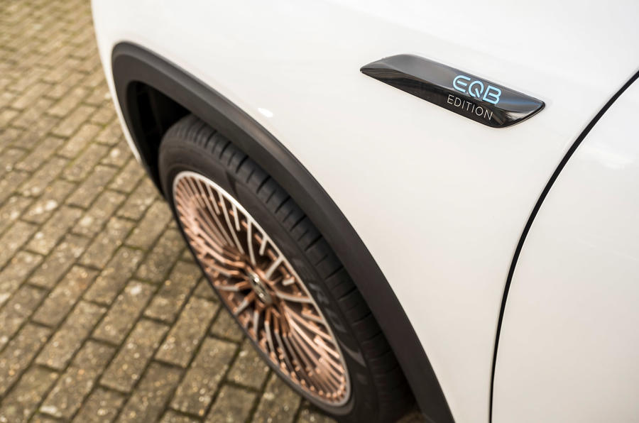 5 Mercedes Benz EQB 2021 : premier essai au Royaume-Uni - autocollants latéraux