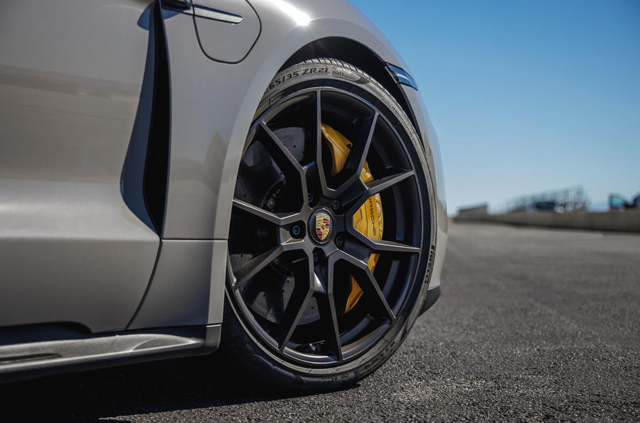 5 Porsche Taycan GTS 2021 premier essai roues en alliage