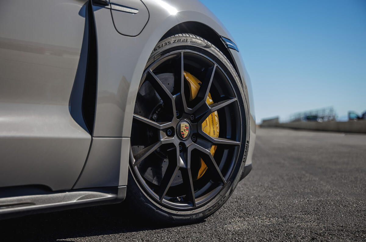 5 Porsche Taycan GTS 2021 premier essai roues en alliage