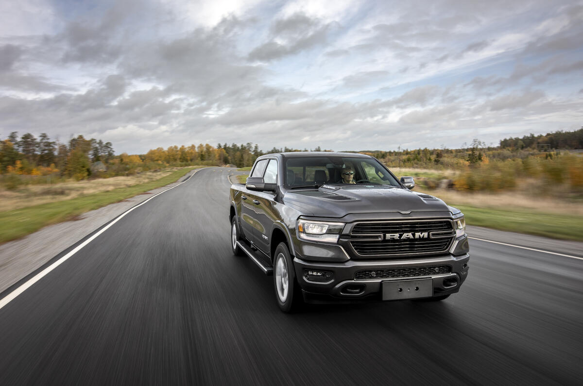 5-RAM-1500-Laramie-5.7-V8-2018-FD-action